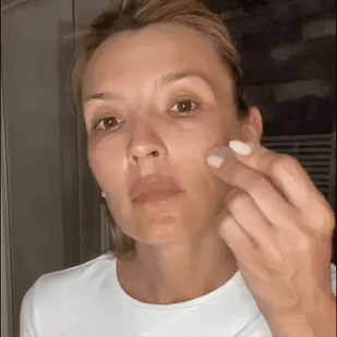 Applica delicatamente