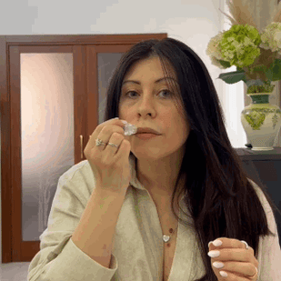 Applica delicatamente